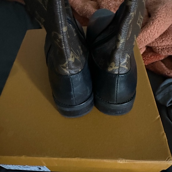 Boots - Picture 9 of 16